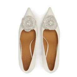 Weiße Lederschuhe mit glitzernder Blume