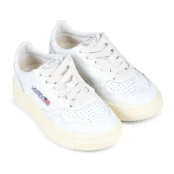 Weiße Leder-Sneakers mit Schnürung und perforierter Spitze