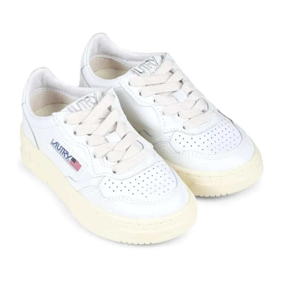 Weiße Leder-Sneakers mit Schnürung und perforierter Spitze