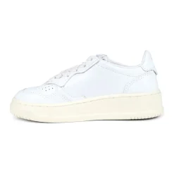 Weiße Leder-Sneakers mit Schnürung und perforierter Spitze