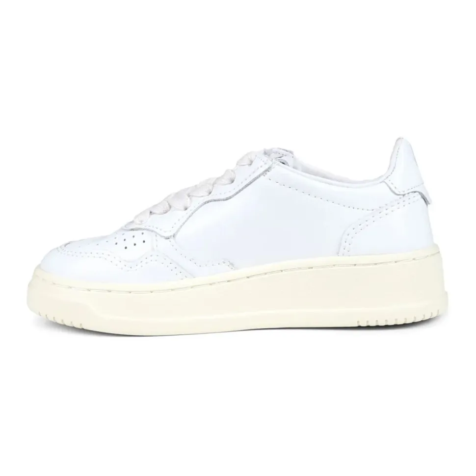 Weiße Leder-Sneakers mit Schnürung und perforierter Spitze