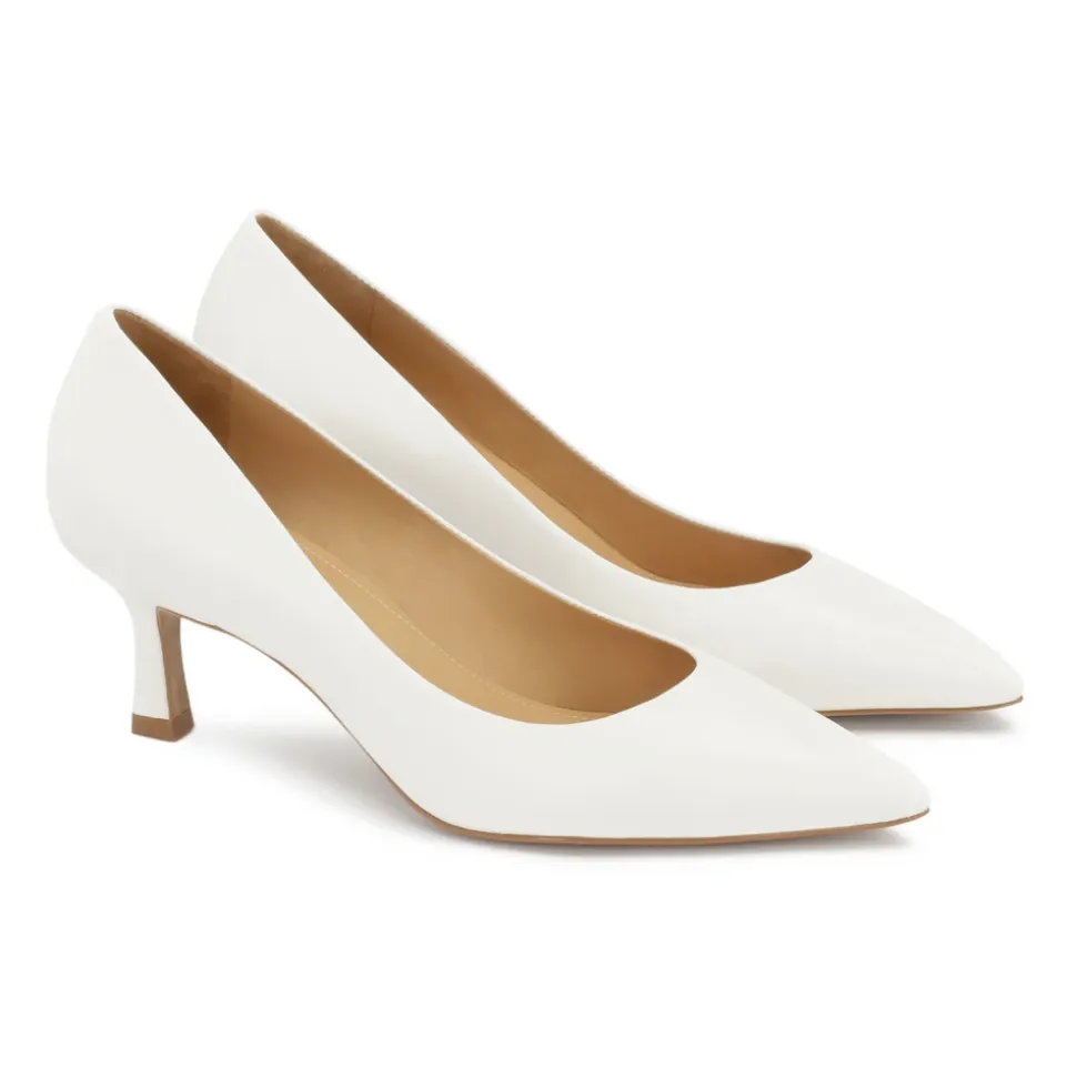 Weiße niedrig-ferse pumps aus der Hochzeitskollektion