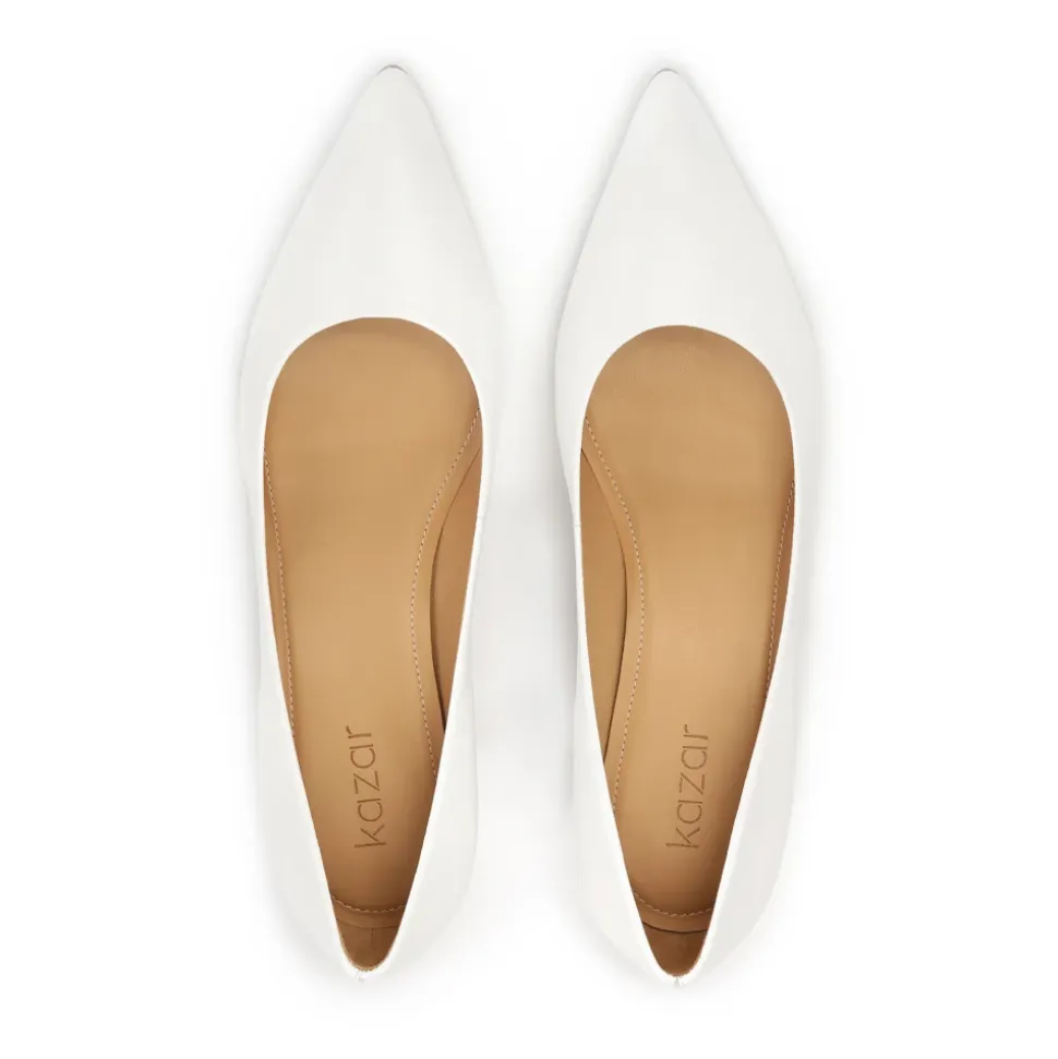 Weiße niedrig-ferse pumps aus der Hochzeitskollektion