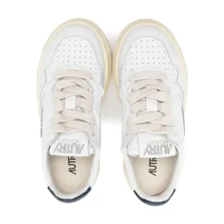 Weiße Sneakers