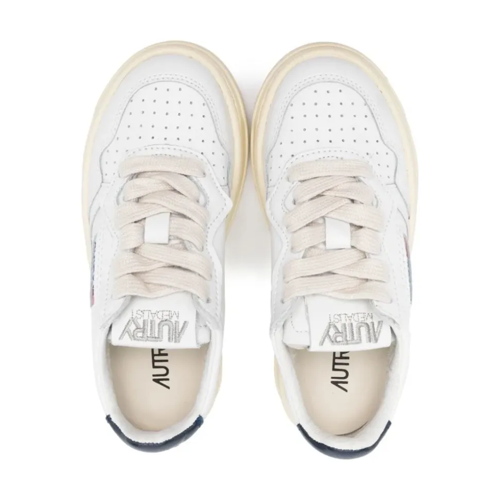 Weiße Sneakers
