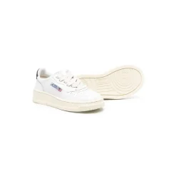 Weiße Sneakers