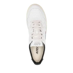 Weiße Sneakers für Stylischen Look
