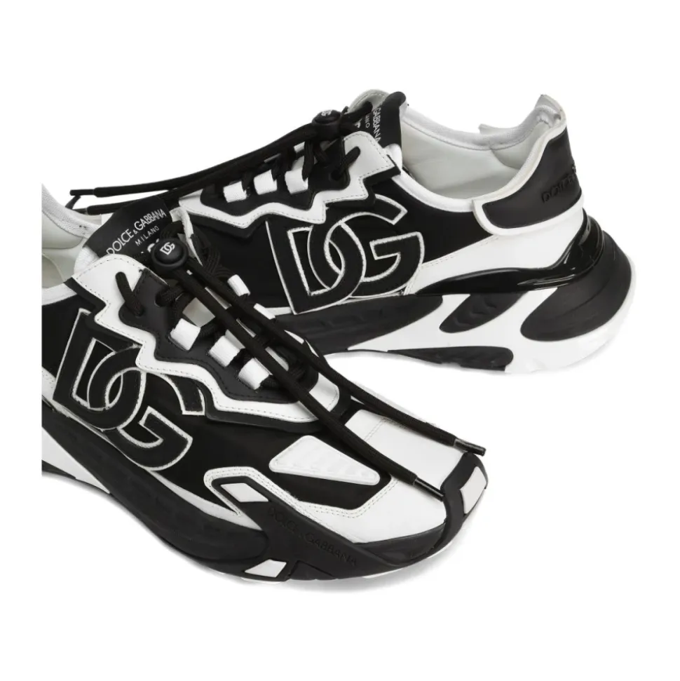 Weiße Sneakers mit Logopatch
