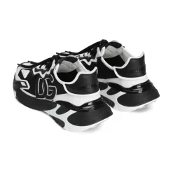 Weiße Sneakers mit Logopatch