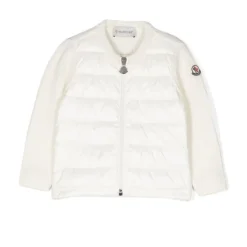 Weißer Kinderpullover mit Logo-Patch und gesteppter Vorderseite