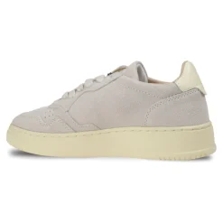Wildleder Sneakers mit Mikroperforationen
