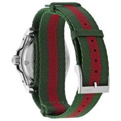 YA136364 - Dive 40 mm Edelstahlgehäuse, schwarzes Zifferblatt, Keramiklünette, Nato grün-rot-grünes Armband, Automatikwerk